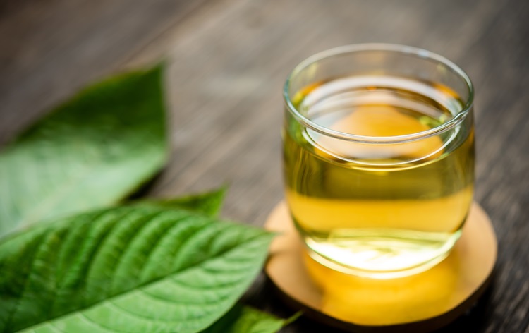 Kratom leaves and prepared kratom drink