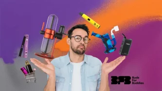 Muž neví, jak vybrat vaporizér, kolem něj různé typy, jako stolní, přenosné a vaporizační pera