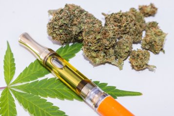 Vaporizing pen with distillate containing HHCO, cannabis flowers HHCP and cannabis leaf