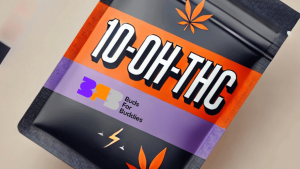 Musta pakkaus, jossa teksti: 10-OH-THC ja Buds For Buddies -logo.