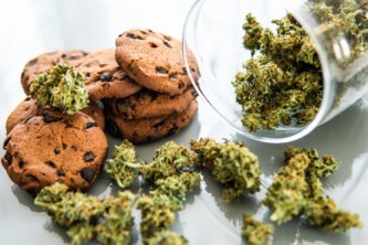 Trzy przepisy na ciasteczka z kwiatami CBD